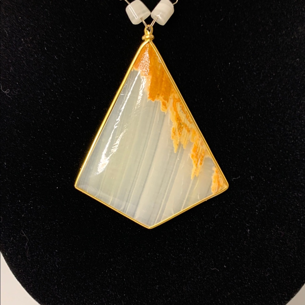 Vintage Carved Agate Necklace Elegant Stone Gold & Cream Pendant Necklace - Picture 3 of 10